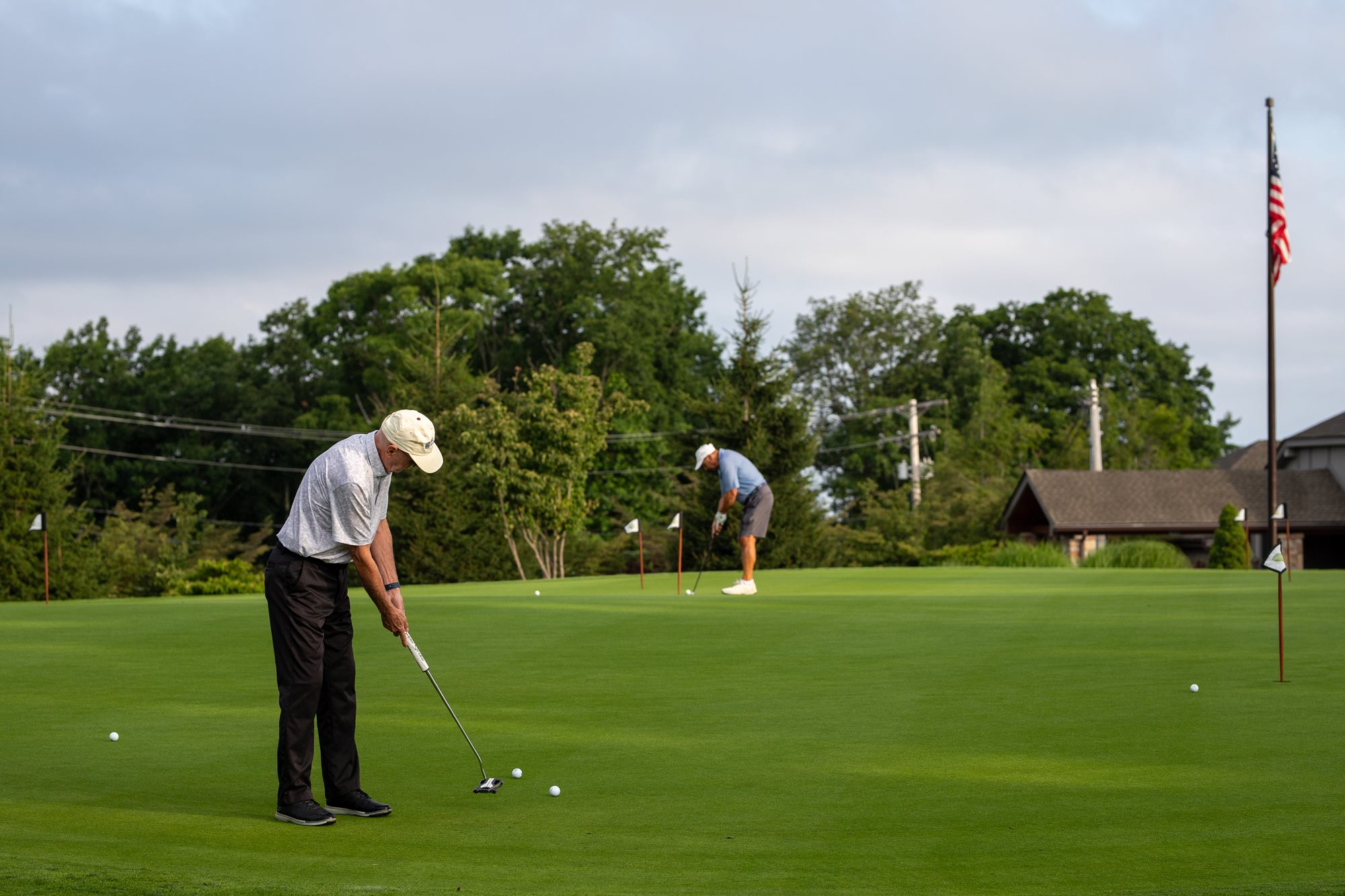 Male_golfers_on_putting_green